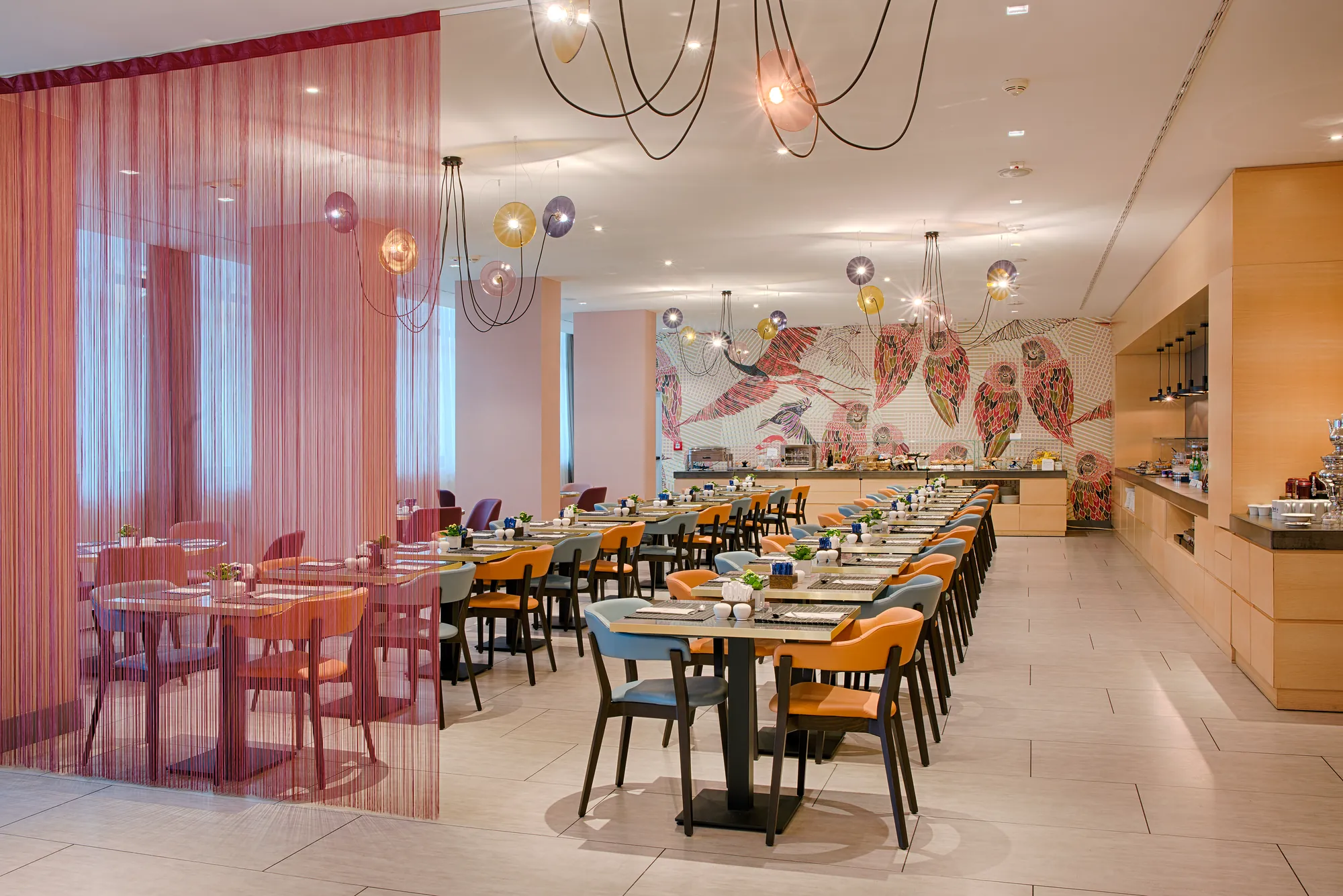 NH Bologna de la Gare - Frühstücksbuffet Bereich - mehrere Tische aneinandergereiht in angenehmer Atmosphäre