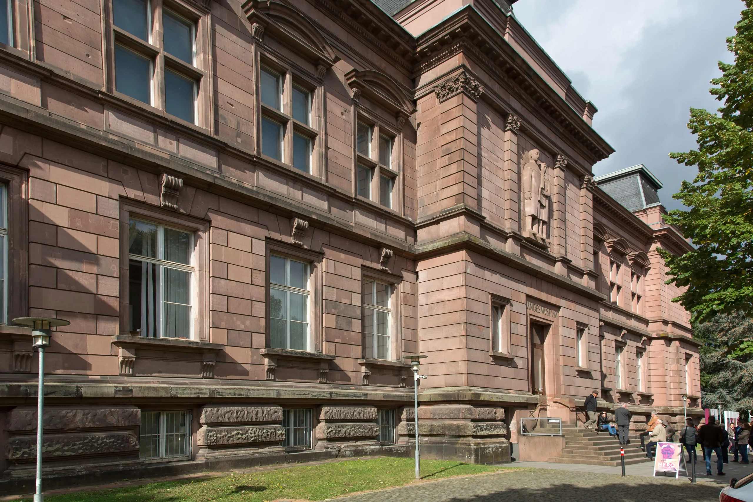 Fronteingang des Rheinischen Landesmuseums in Trier