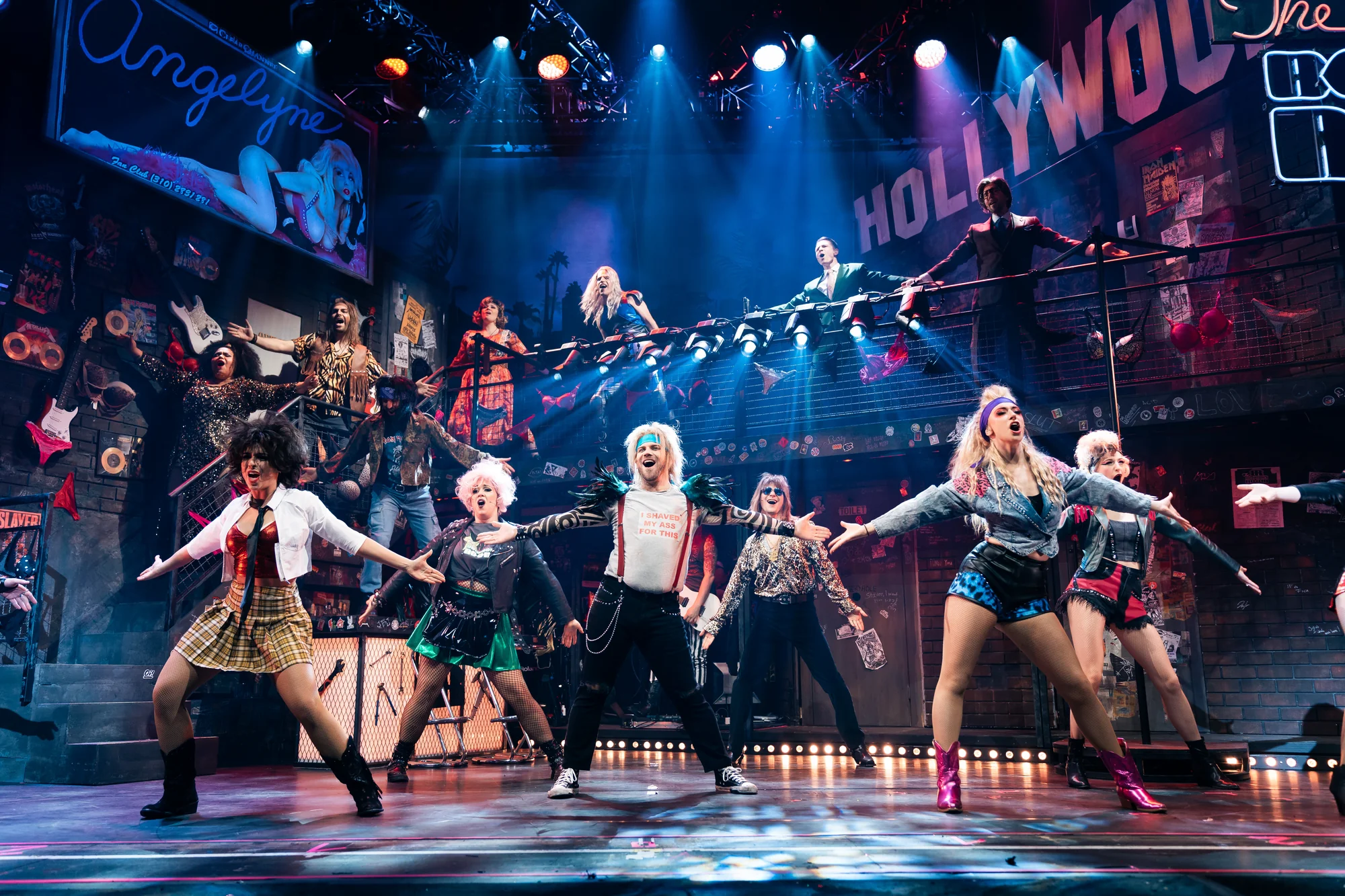 Rock of Ages Musical. Tänzer strecken Arme aus