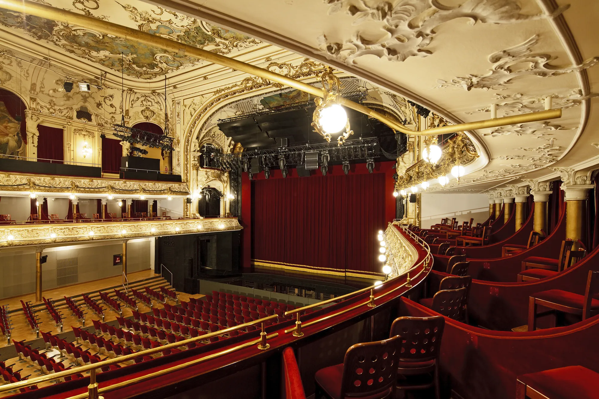 Ronacher - Aussicht auf den Saal aus den oberen Hinterreihen