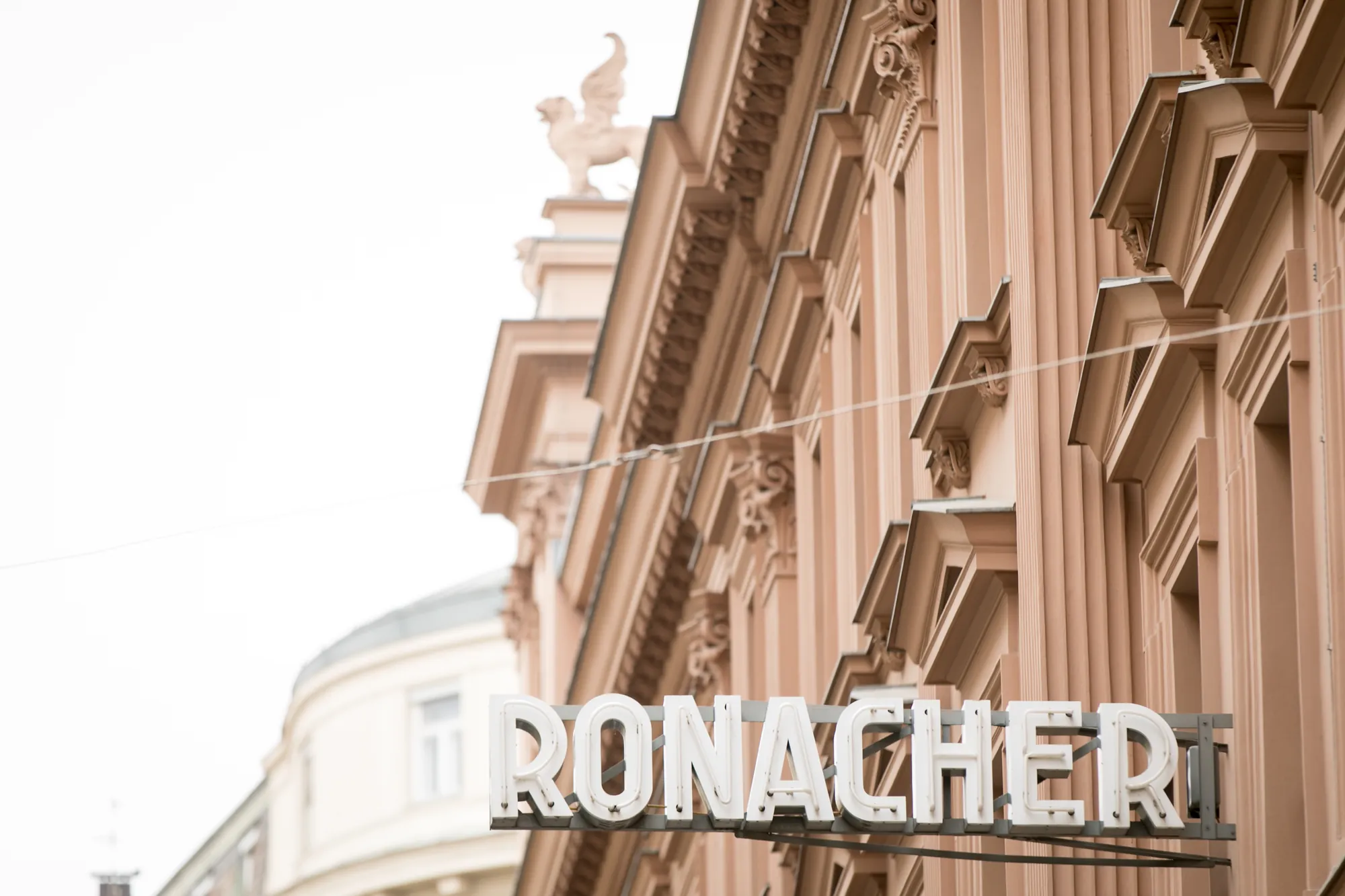 Ronacher - seitlicher Anblick auf das Ronacher Logo