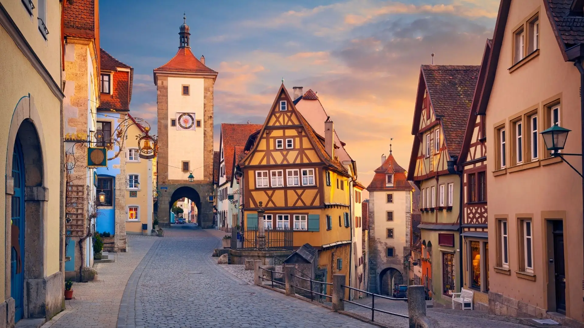 Historische Fachwerkhäuser und Stadtturm in Rothenburg ob der Tauber bei Sonnenuntergang