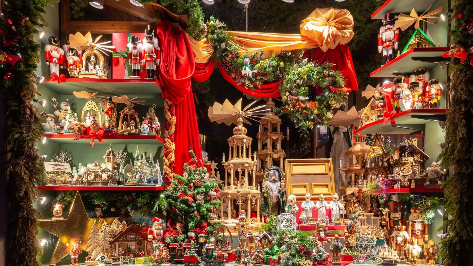 Weihnachtliche Holzdekorationen und Nussknacker in einem festlich geschmückten Laden in Rothenburg ob der Tauber.
