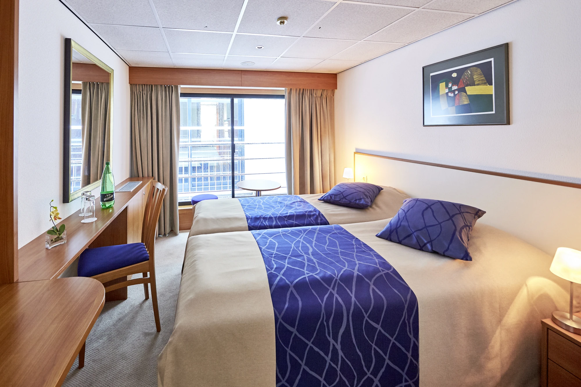 Modernes Hotelzimmer mit zwei Einzelbetten und stilvoller Einrichtung.