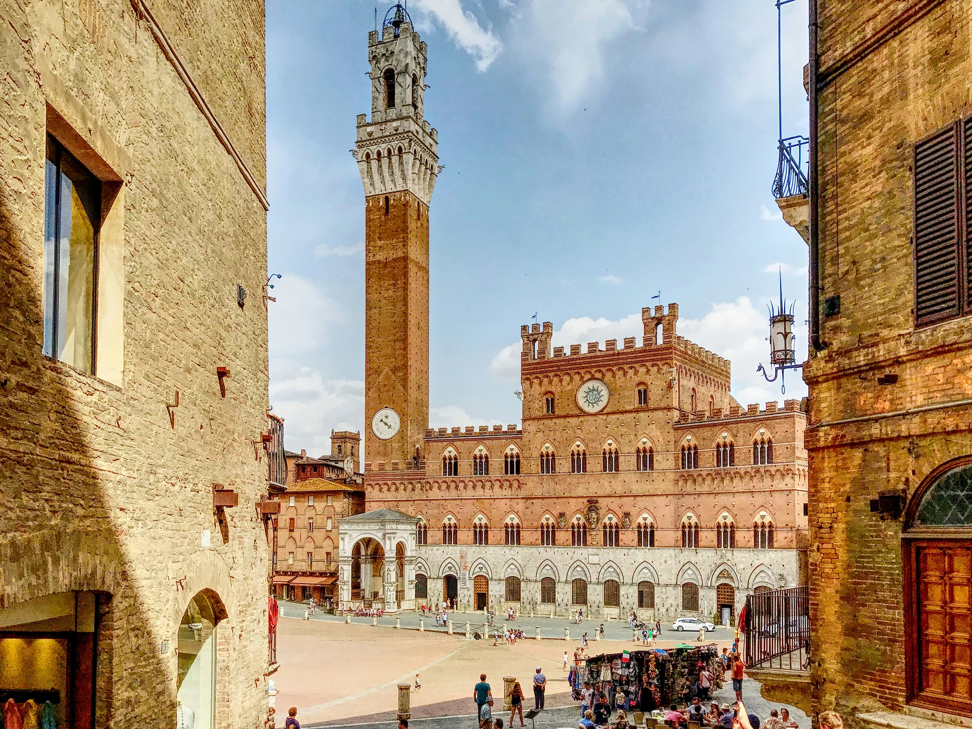 Piazza del Campo in Siena, mittelalterliche Ziegelbauten, mit dem hohen Torre del Mangia