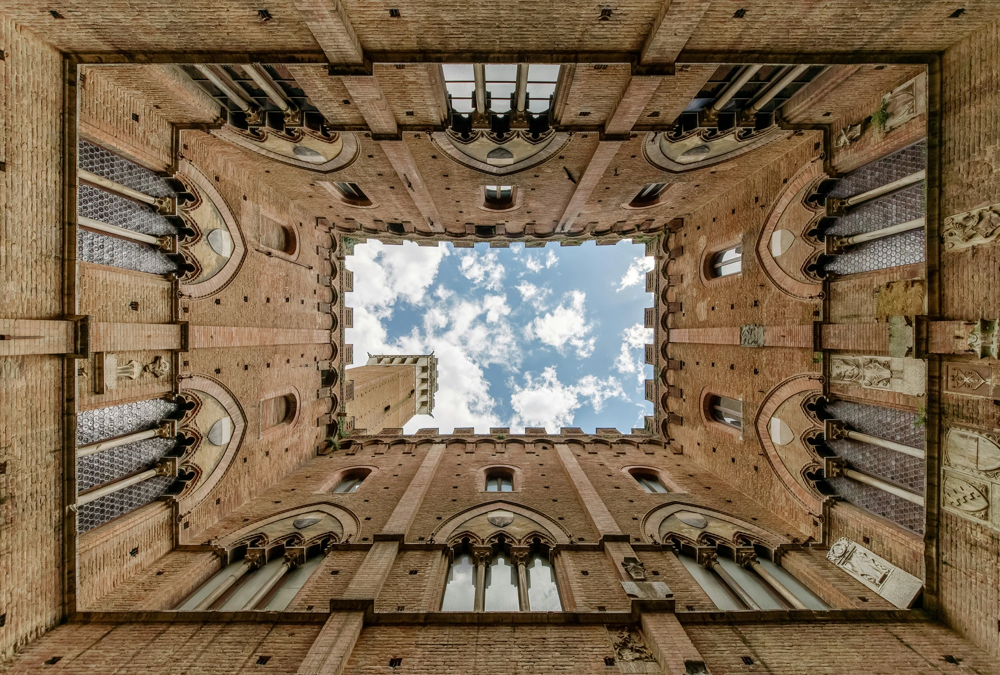 Blick vom Boden in den Himmel im Turm vom Palazzo Pubblico in Sienna