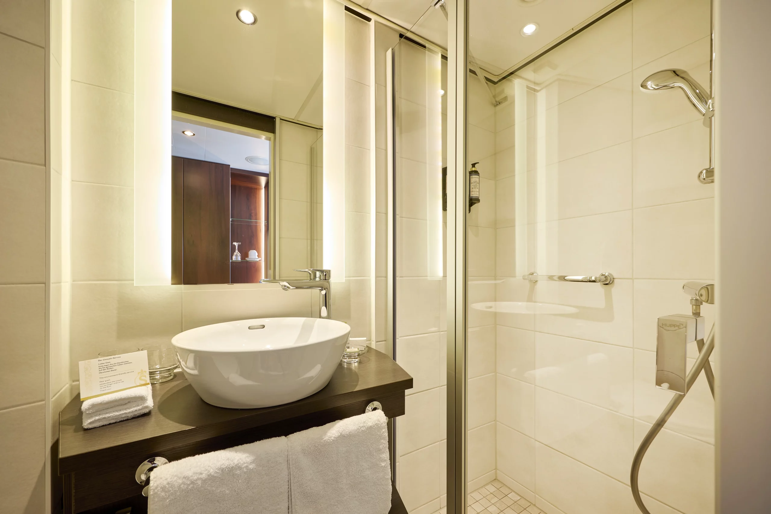 Modernes Badezimmer mit Dusche und eleganter Ausstattung.