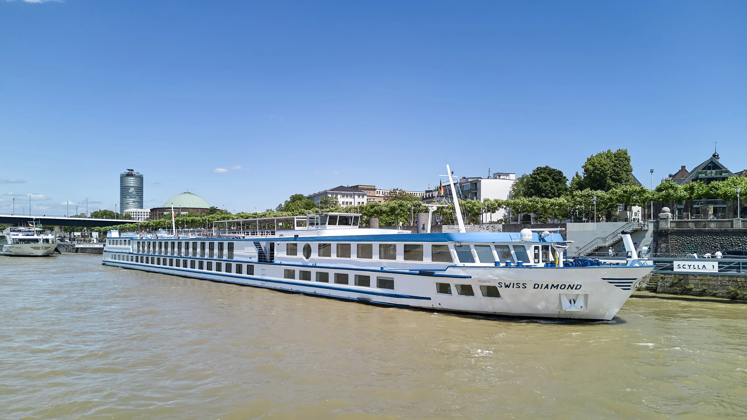 Das Kreuzfahrtschiff Swiss Diamond an der Uferpromenade