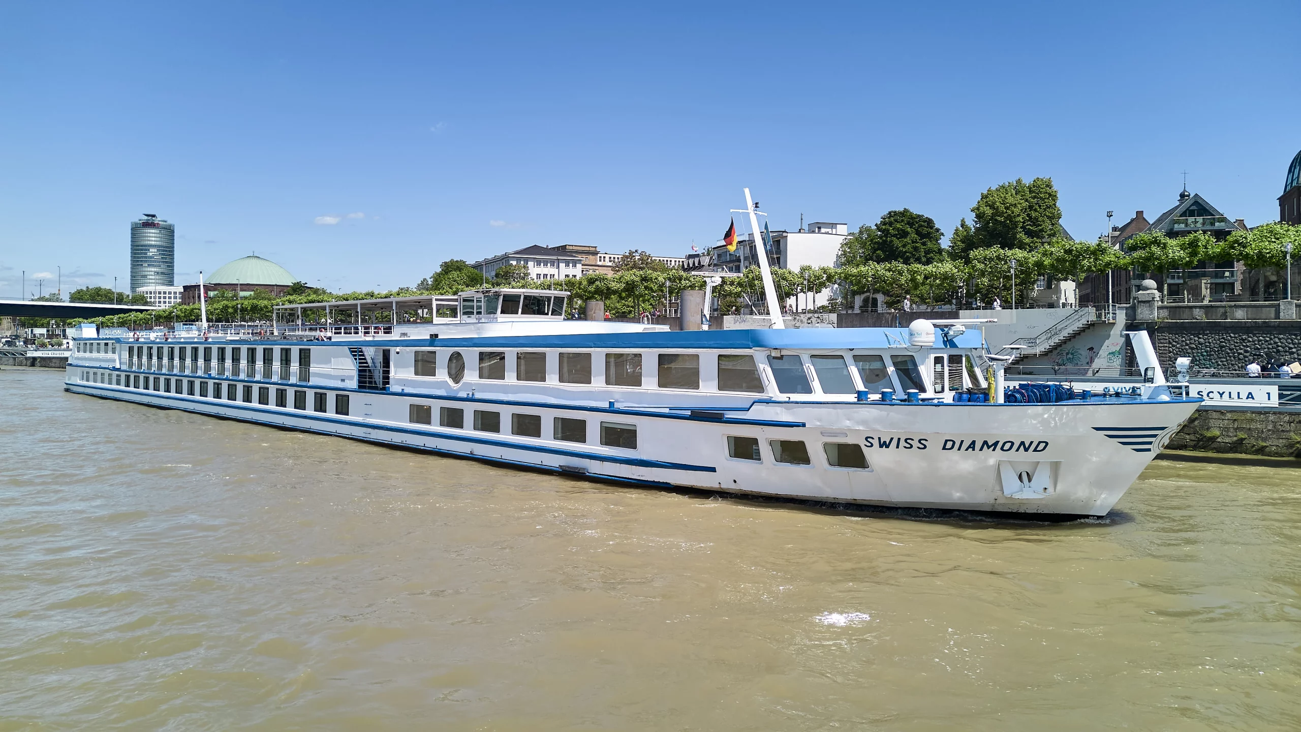 Das Kreuzfahrtschiff Swiss Diamond an der Uferpromenade