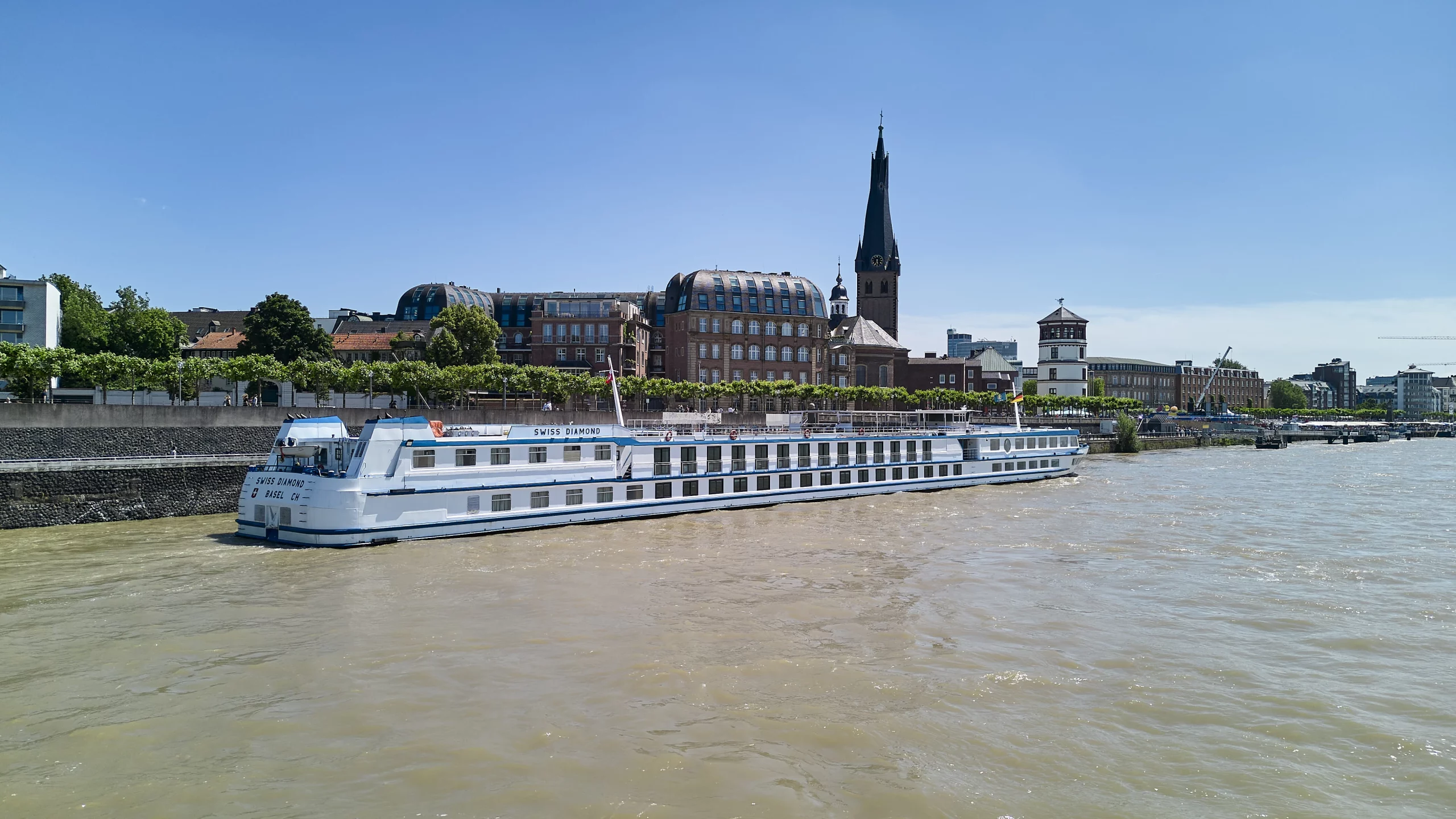 Das Kreuzfahrtschiff Swiss Diamond an der Uferpromenade