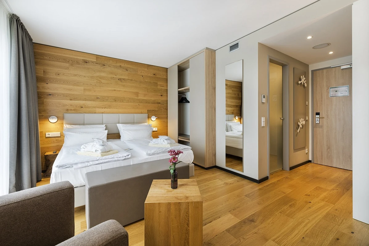 Ein stilvoll eingerichtetes Zimmer im Wonnemar Resort Wismar, mit modernem Design, warmen Holzelementen und gemütlicher Atmosphäre für einen erholsamen Aufenthalt.