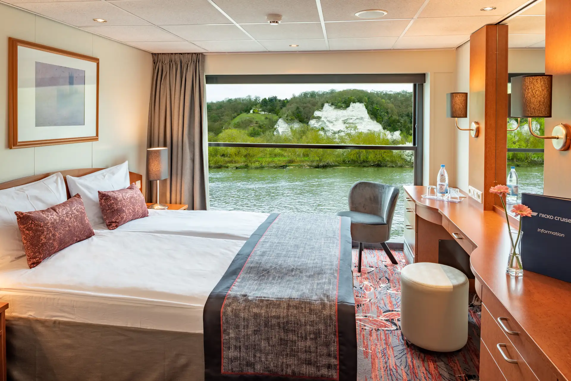 Seine Comtesse, 2-Bett Kabine Deluxe Oberdeck mit Doppelbett, Schreibtisch, Stuhl und Fenster mit Blick auf Fluss und bewaldete Kreidefelsen.
