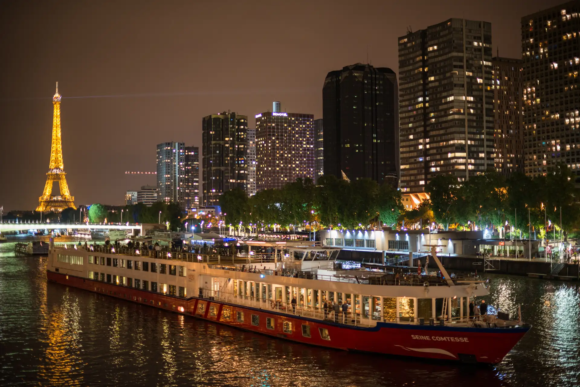 Seine Comtesse auf der Seine vor der nächtlichen Pariser Skyline mit dem Eiffelturm im Hintergrund.