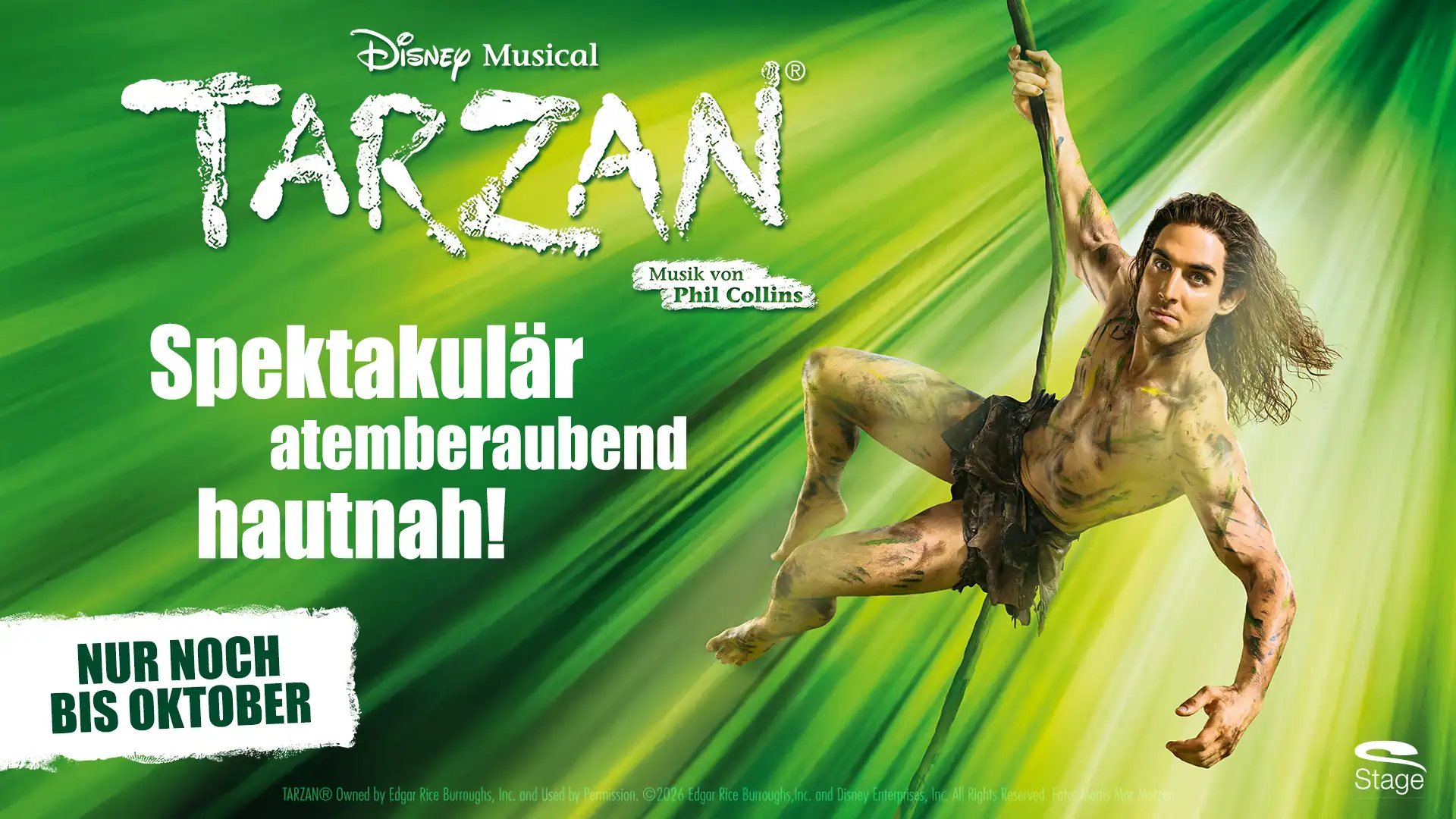 Mann mit langem Haar und Lendenschurz schwingt sich an einem Seil vor grünem Hintergrund mit dem Schriftzug 'Disney Musical TARZAN Musik von Phil Collins Spektakulär atemberaubend hautnah! Nur noch bis Oktober'.