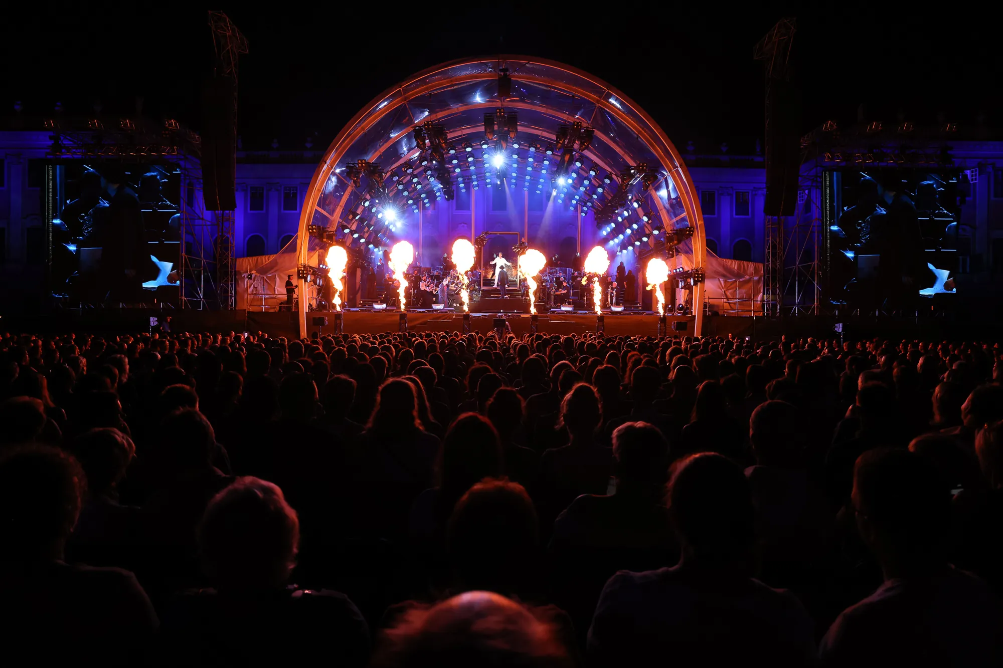 Elisabeth das Musical Konzert bei Dunkelheit - atemberaubende Feuer-Techniken von der Bühne, Publikum ist begeistert