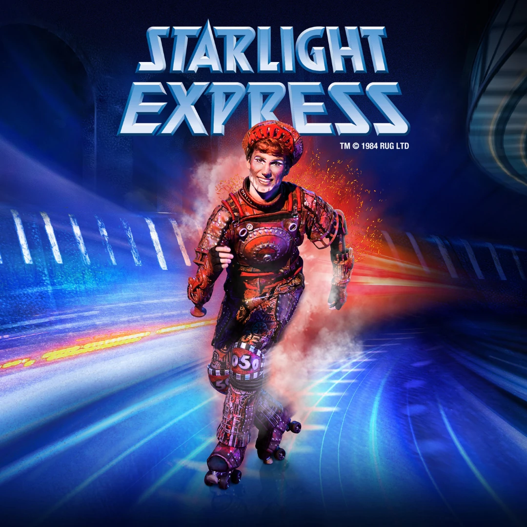 Das Bild zeigt eine dynamische Szene aus dem Musical Starlight Express in Bochum. Im Vordergrund ist eine Darstellerin in einem futuristischen, rot gestalteten Kostüm auf Rollschuhen zu sehen, umgeben von Lichteffekten und Geschwindigkeitsspureneffekten. Oberhalb befindet sich der leuchtend blaue Schriftzug Starlight Express, der das ikonische Logo des Musicals präsentiert. Die Szenerie vermittelt Tempo, Energie und die charakteristische Ästhetik der Show.