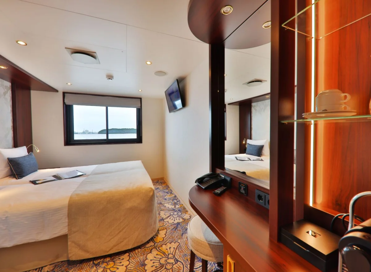 Komfortables Hotelzimmer mit einem Einzelbett und stilvollem Dekor.