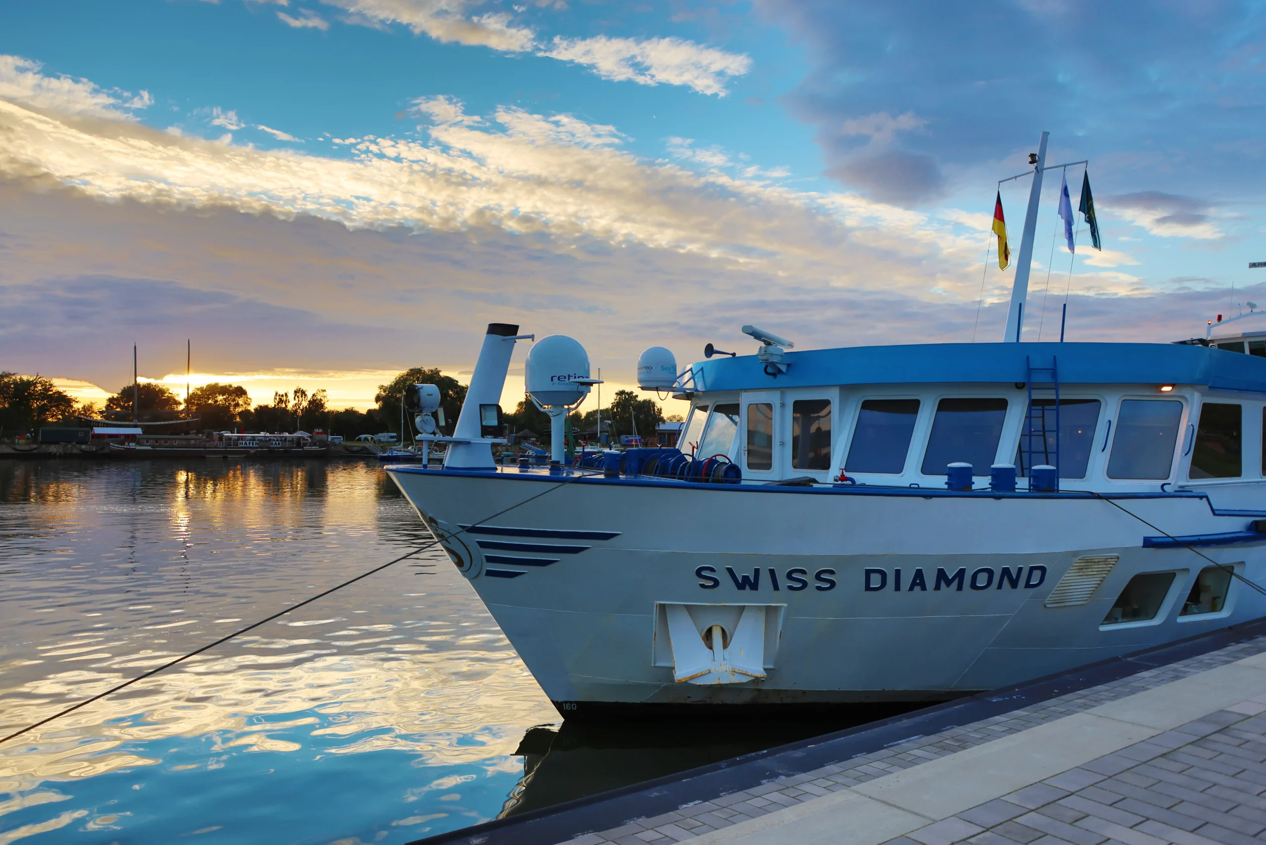 Das Boot 'Swiss Diamond' dockt am ruhigen Wasser während der Dämmerung.