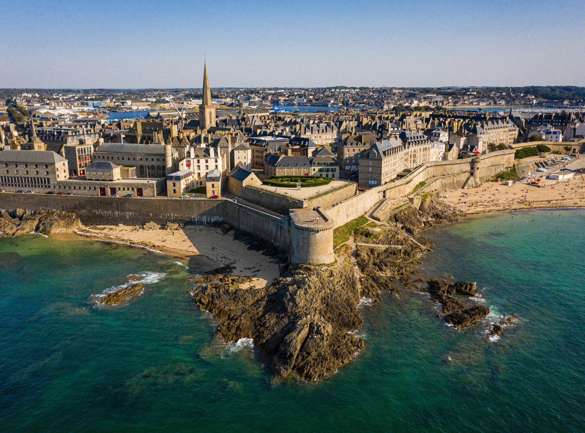 Der Strand von Saint-Malo mit Blick auf die Stadt und die Küste