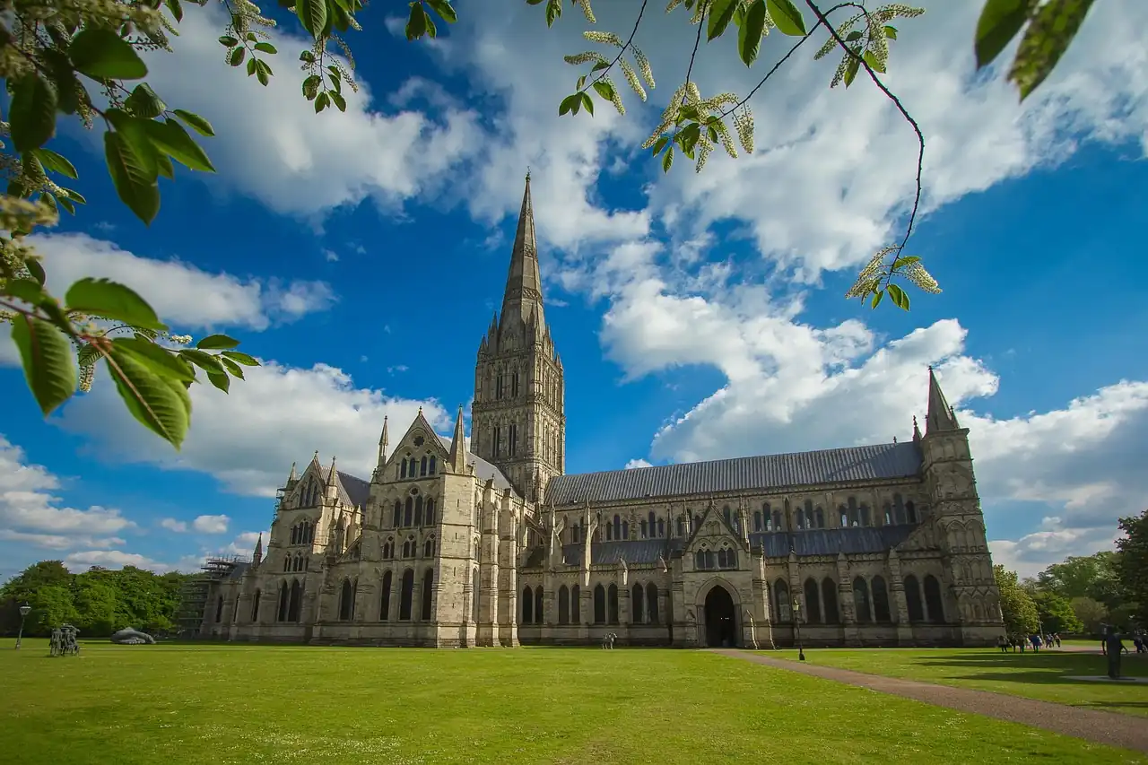 Blick auf die Kathedrale von Salisbury im Sommer
