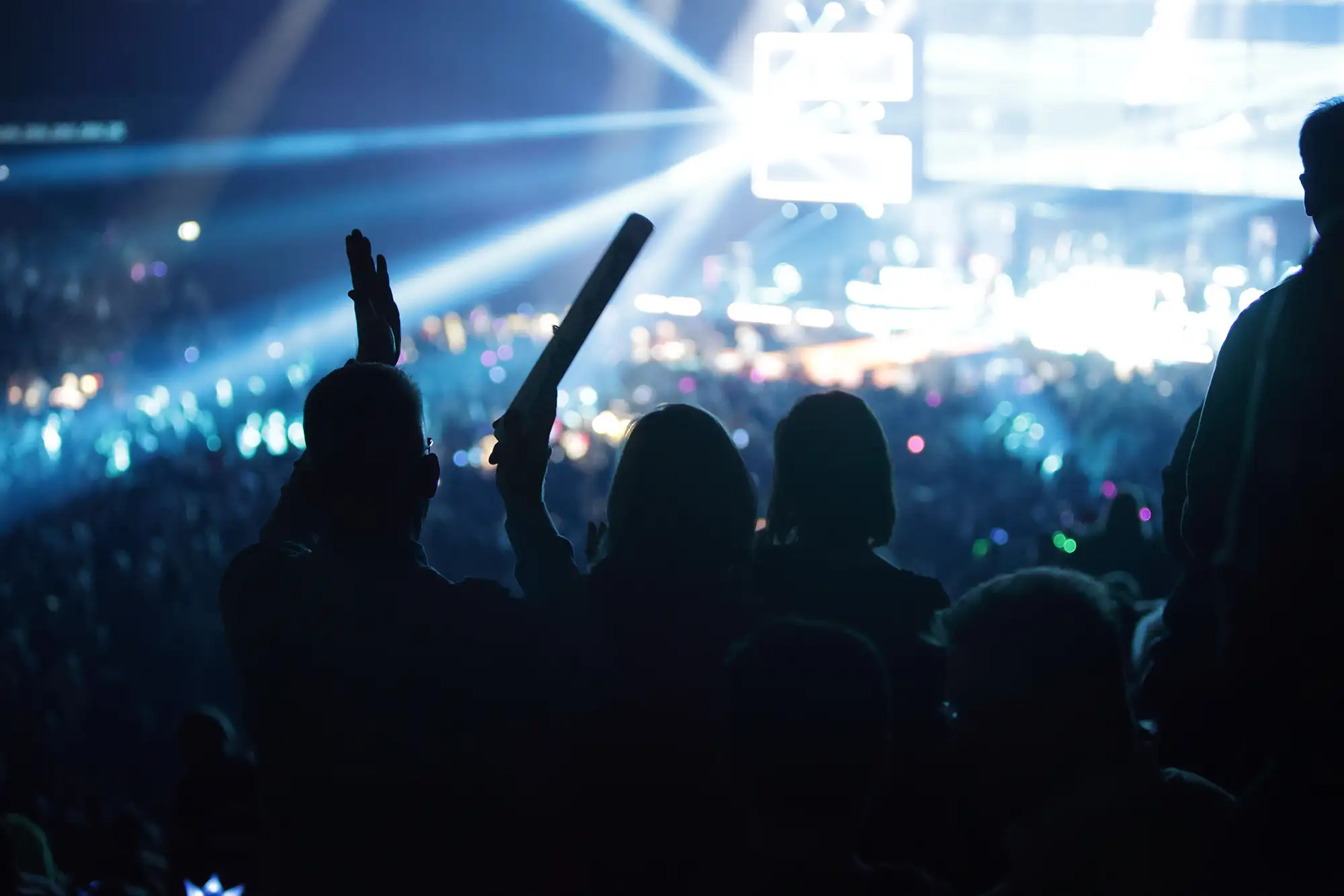 Feierndes Publikum bei der Schlagernacht des Jahres mit Blick auf die von Scheinwerfern hell erleuchtete Bühne