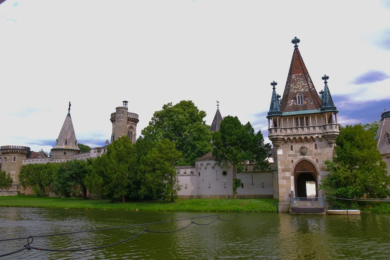 Ansicht von Schloss Laxenburg mit seinen markanten Türmen und umgebendem Wassergraben in Niederösterreich.