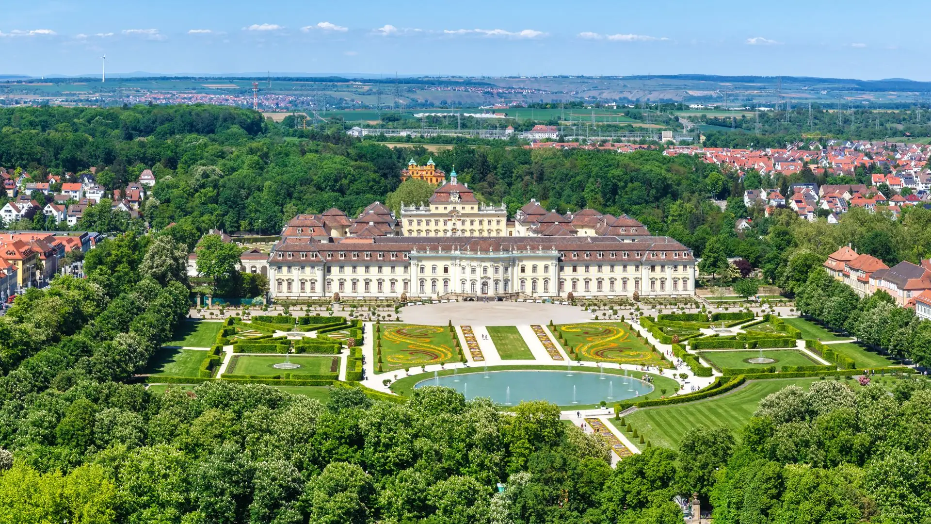 Luftaufnahme des barocken Ludwigsburger Schlosses mit symmetrischem Garten und umliegendem Stadtgebiet