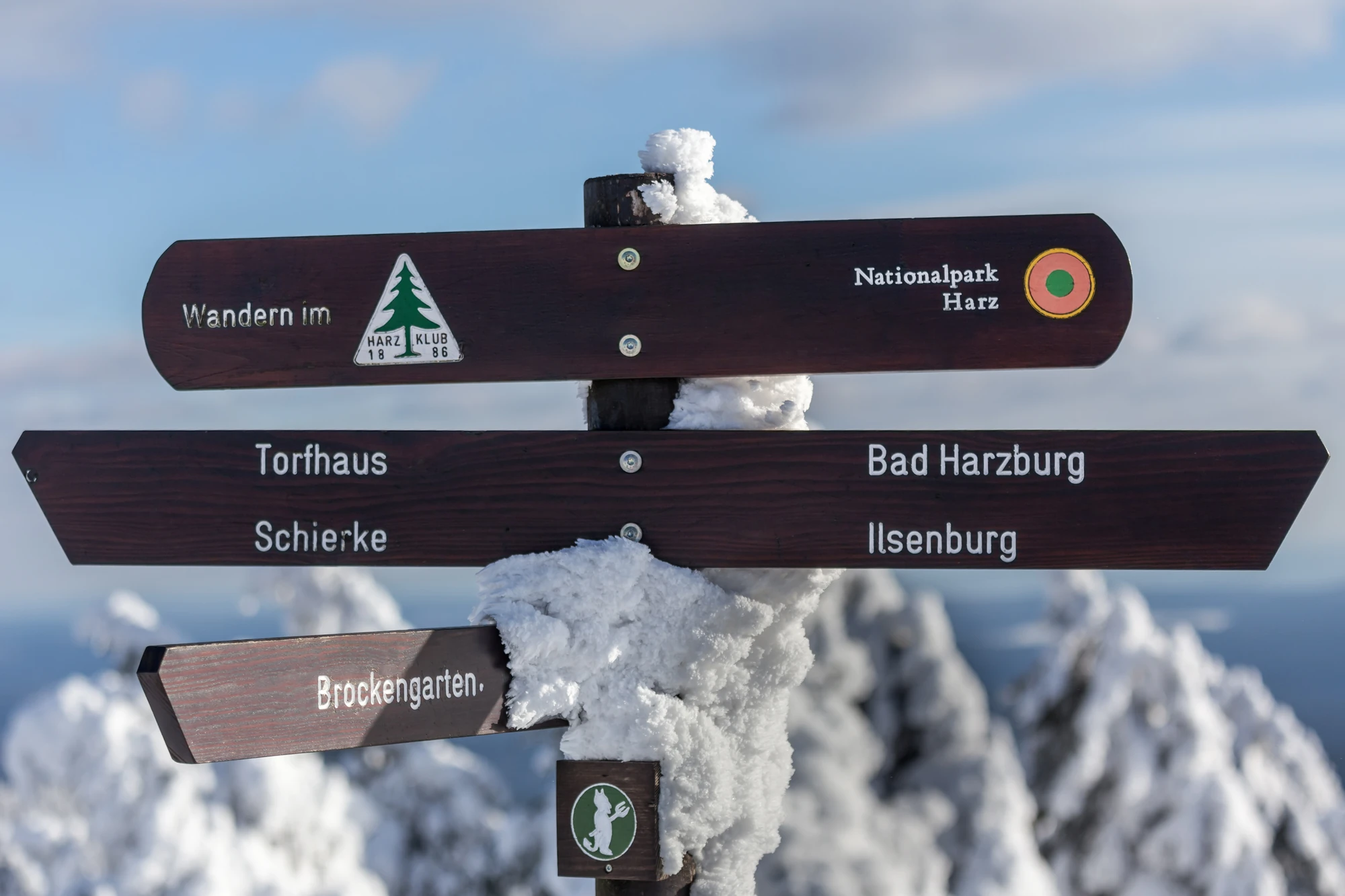 Schönste Wanderung Harz Wanderschild im Harz im Winter