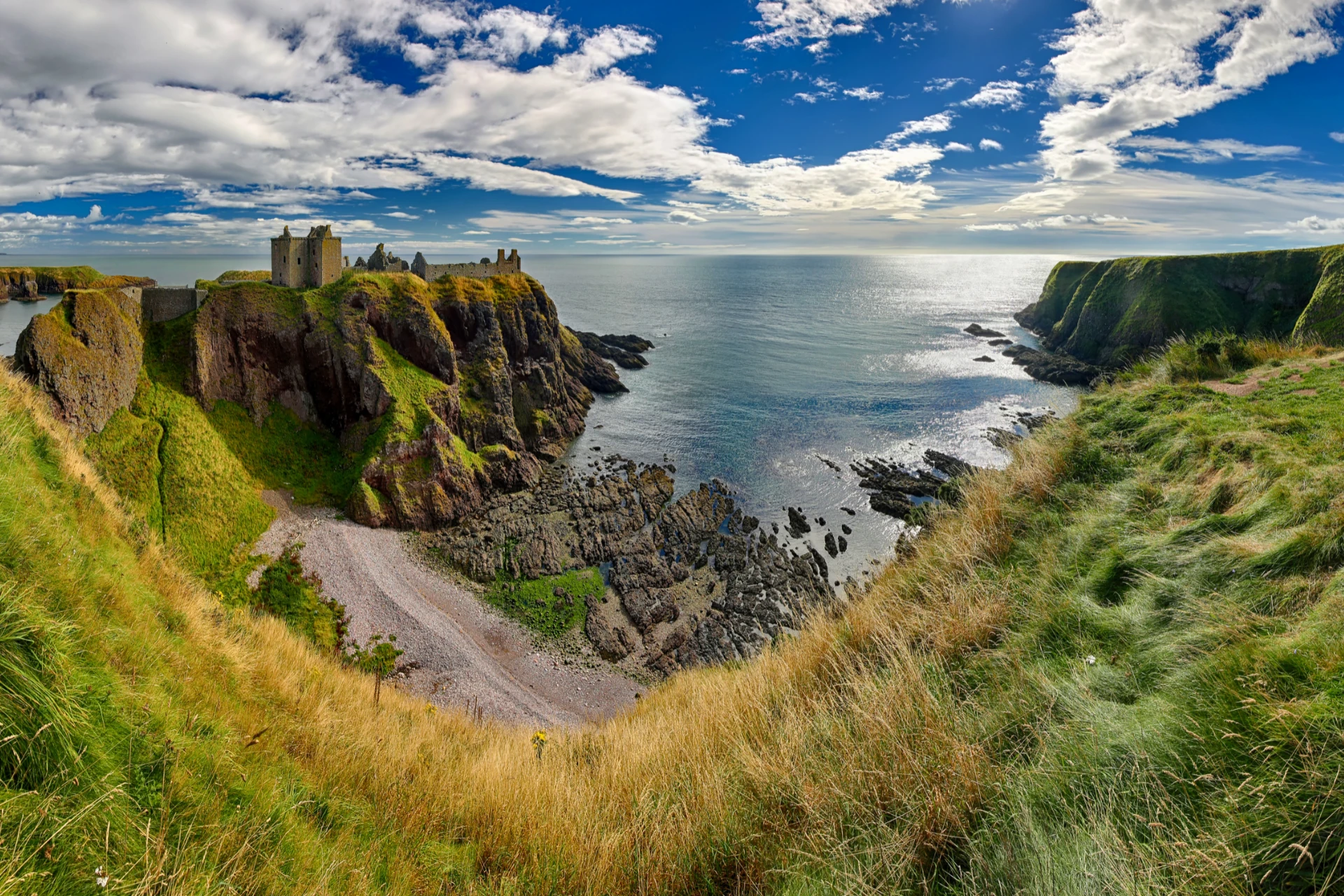 Dunnottar Castle blick mit Meer und Klippen