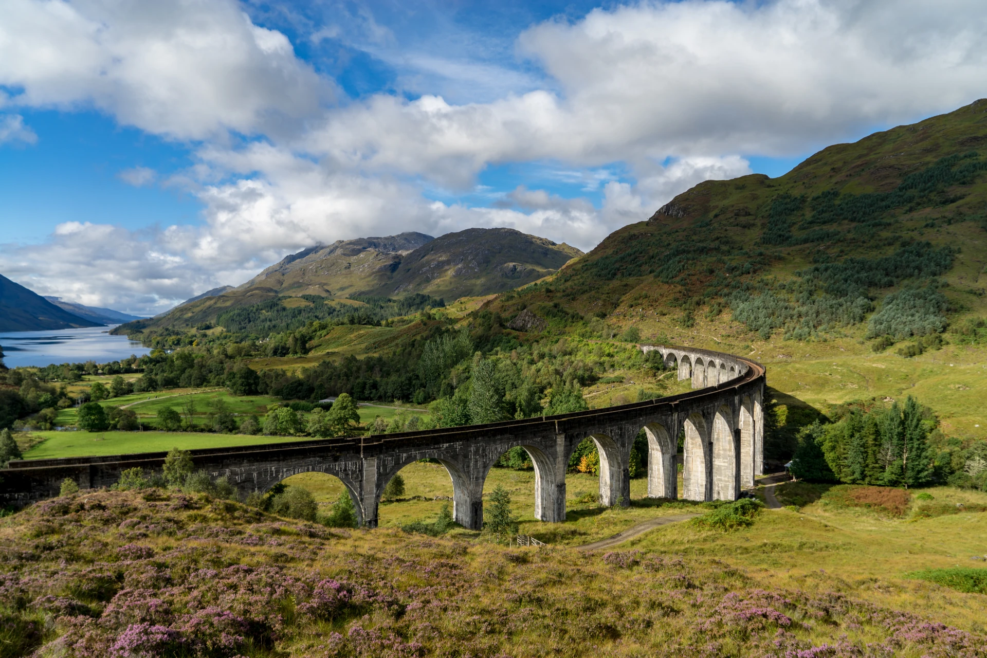 Viadukt Schottland mit Blich auf See und Highlands