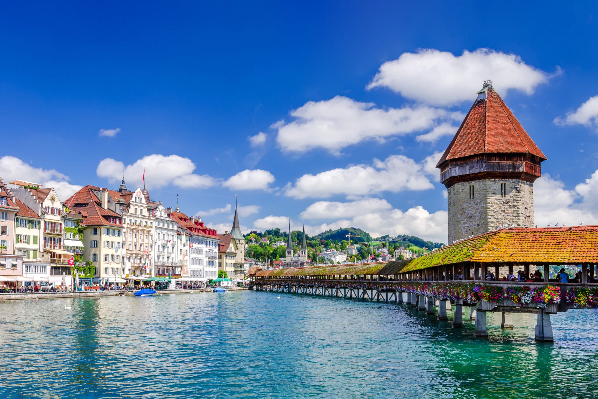 Luzern Panorama, mit Wasser und Stadtbild bei Sonnenschein