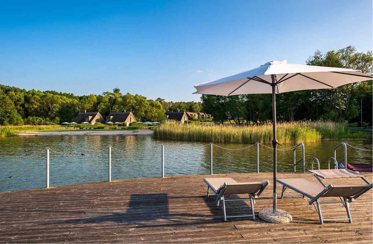 Badeplattform mit Sonnenschirm und -liegen