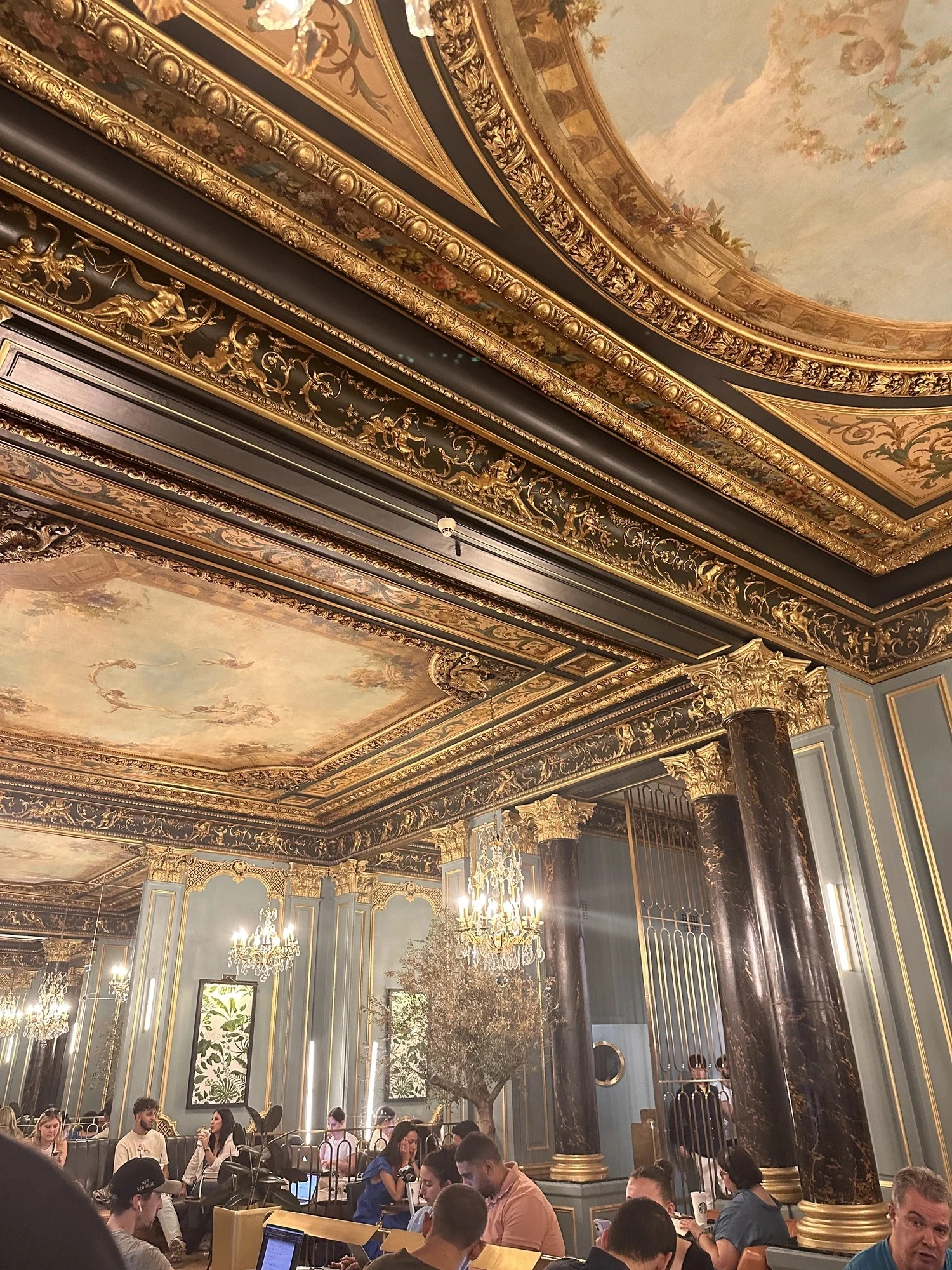 Sehenswürdigkeiten Paris Berühmter Starbucks von Innen