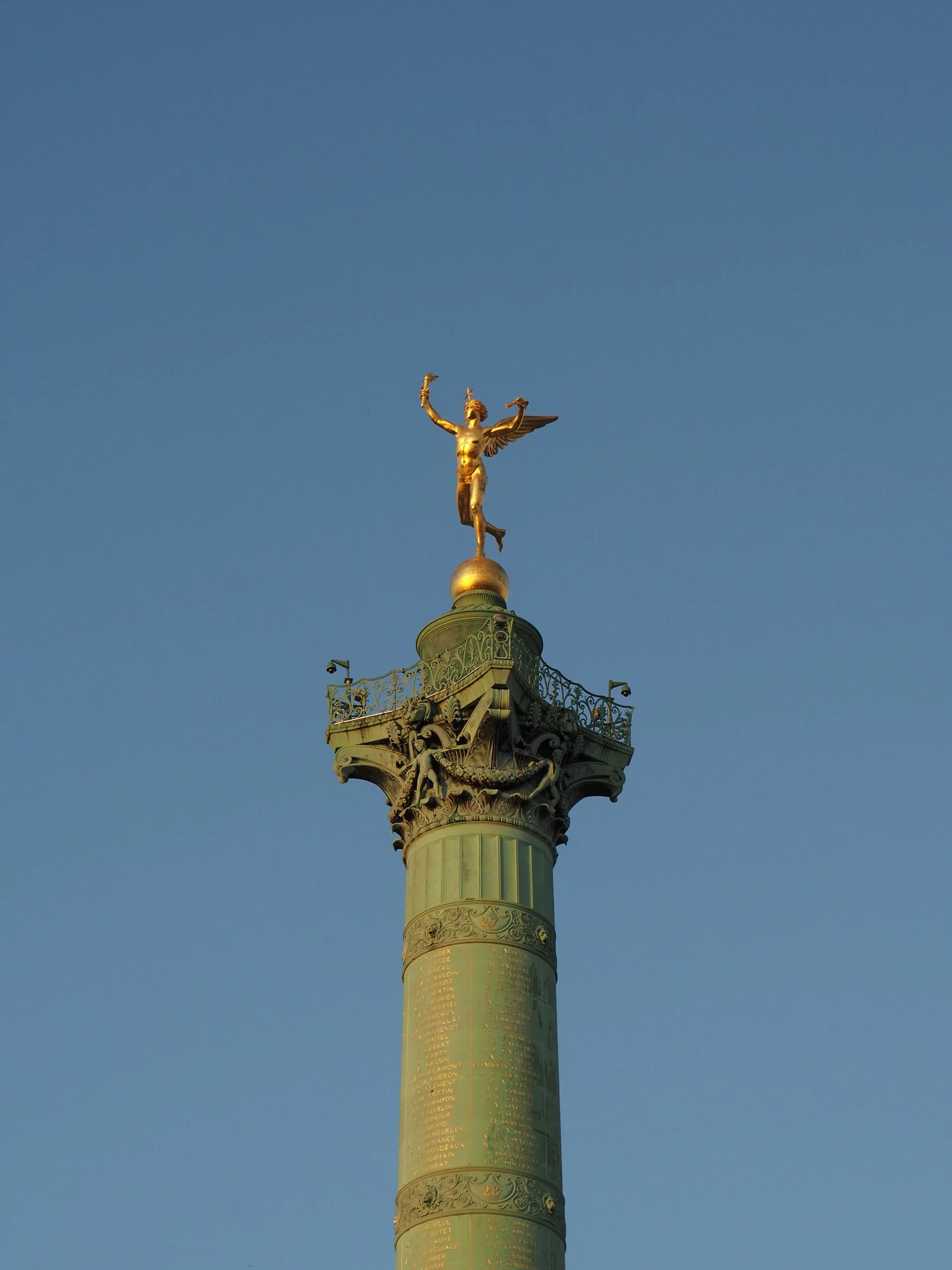 Bei klarem Himmel, die Spitze der Julisäule mit der 5,85 Meter hohen, blattvergoldeten Figur zu sehen, die majestätisch emporragt.