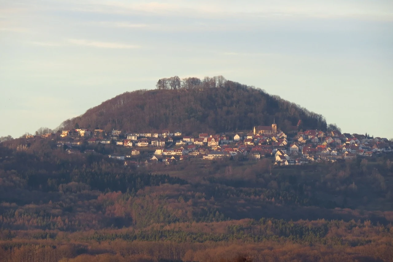 Auf dem Hausberg Hohenstaufen stand einst die Burg des europäischen Kaisergeschlechts der Staufer, heute ist sie eine imposante Burgruine.