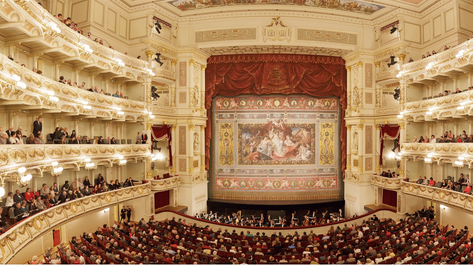 Semperoper Blick auf Bühne.opti