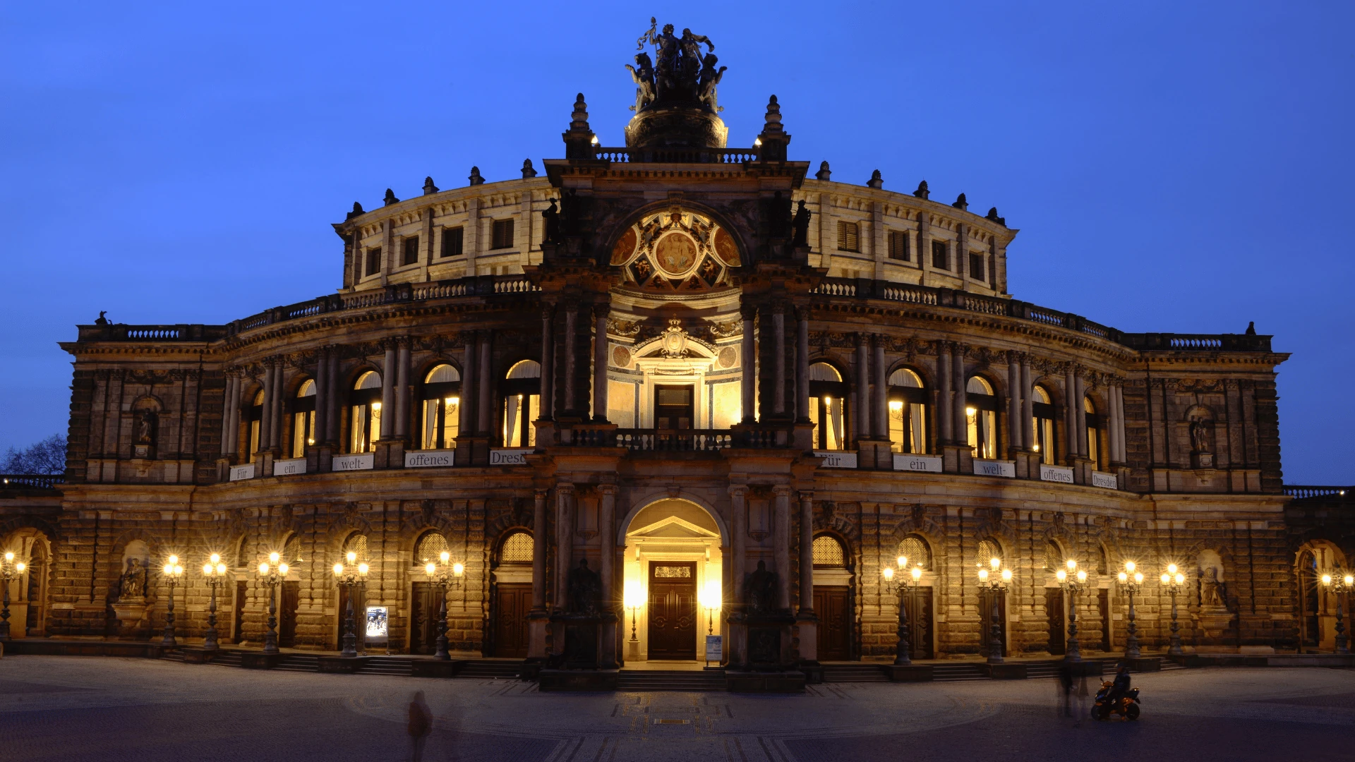Semperoper Frontansicht in der Dämmerung