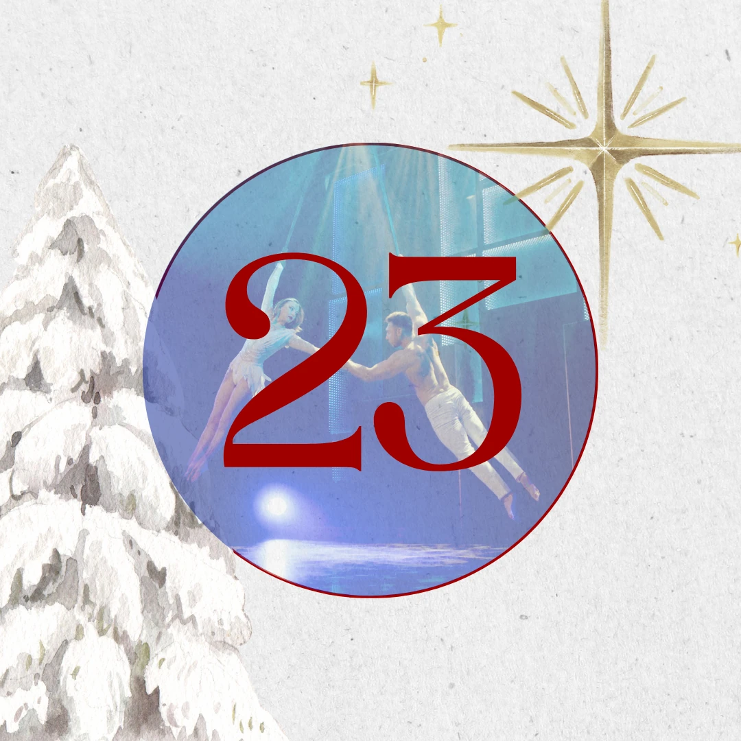 aovo Adventskalender 2024 - Türchen 23 offen rote Zahl mit Weihnachtswichtel, Tannenzweigen und roten Beeren auf hellem Hintergrund.