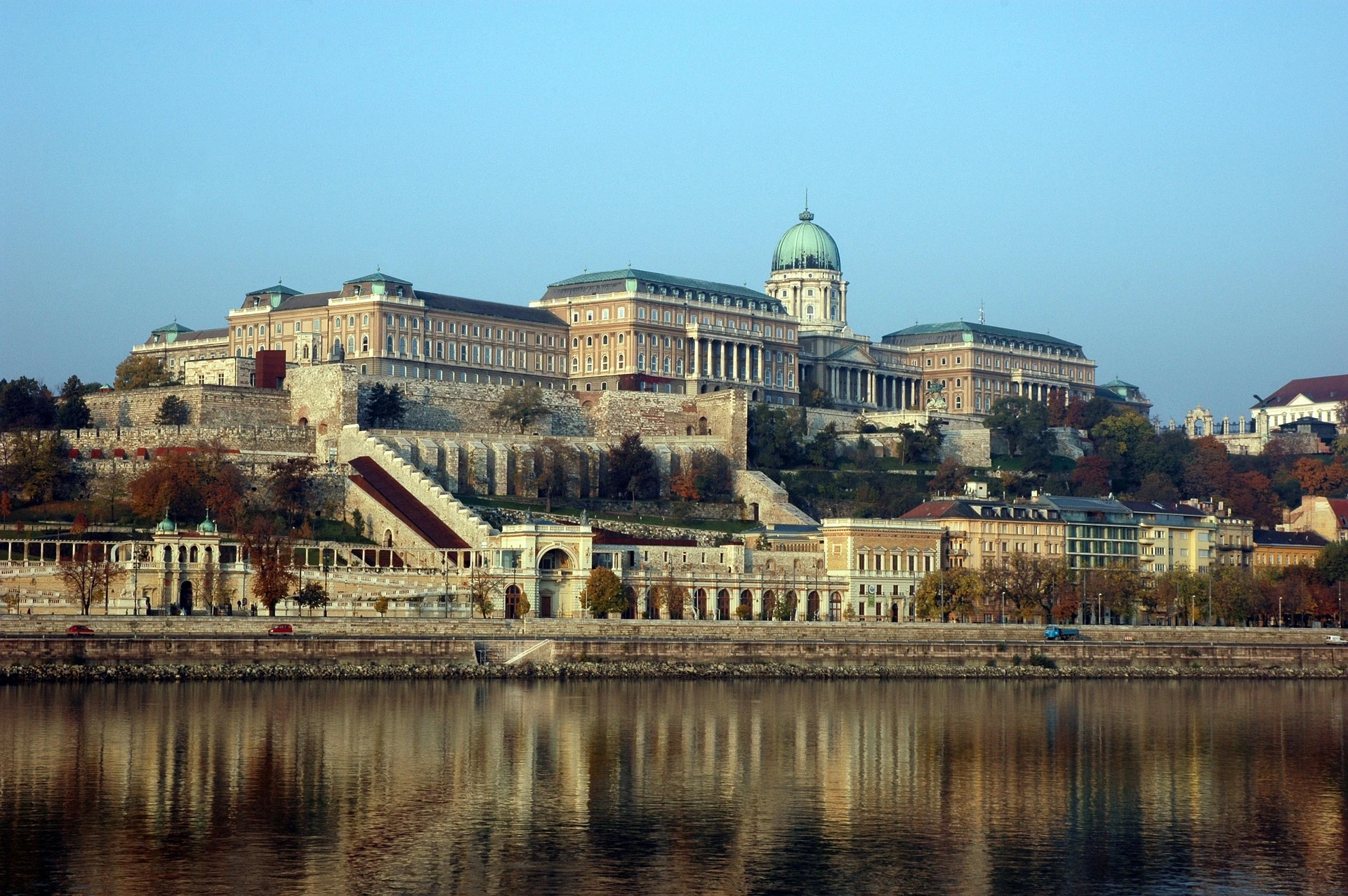 Städtereise Budapest Stadtviertel Buda - Die Burgpalast bei schönem Wetter