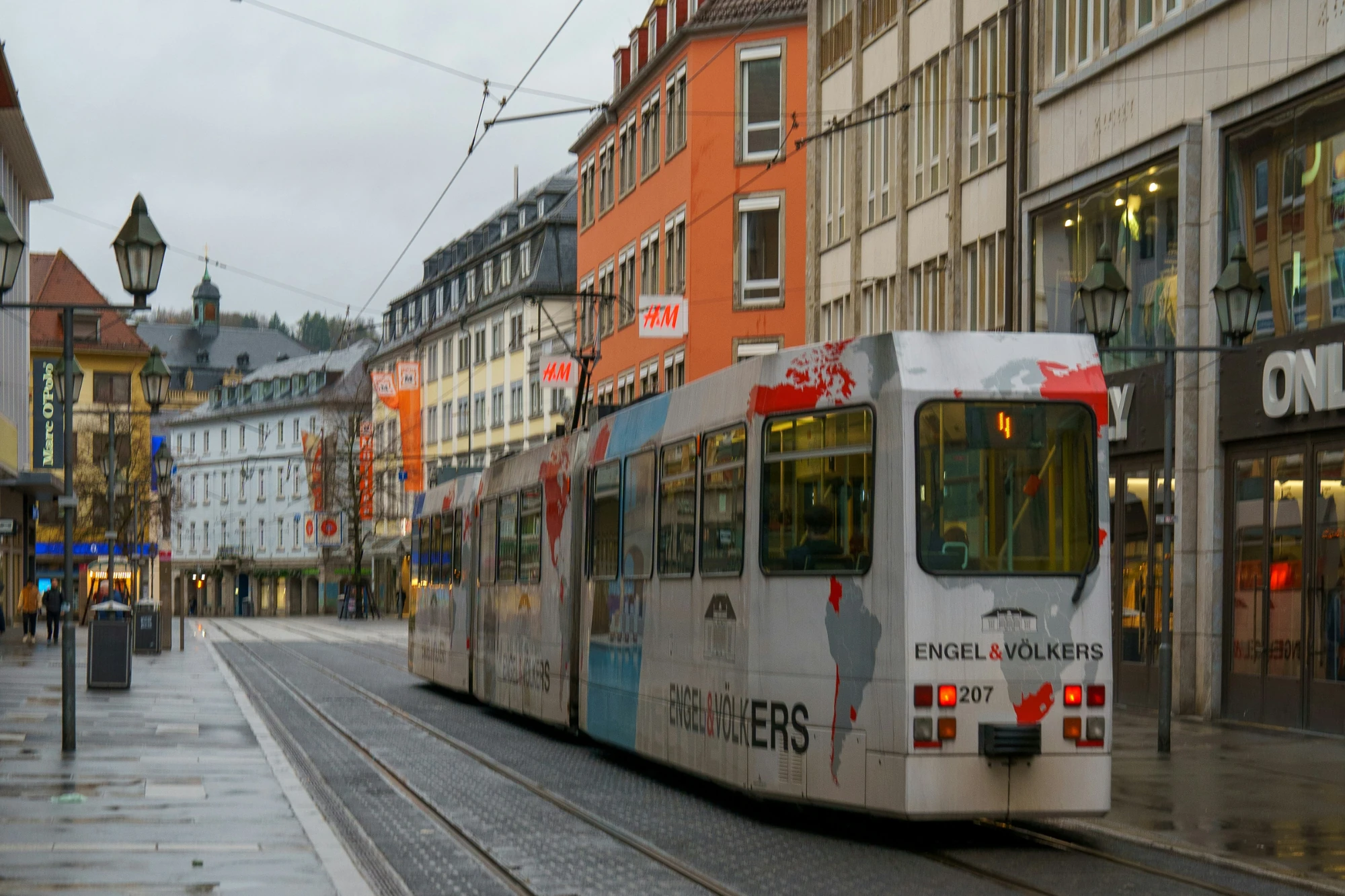 Städtereise Würzburg Verkehr zeigt, wie die Straßenbahn durch Würzburgs belebte und historische Straßen fährt.