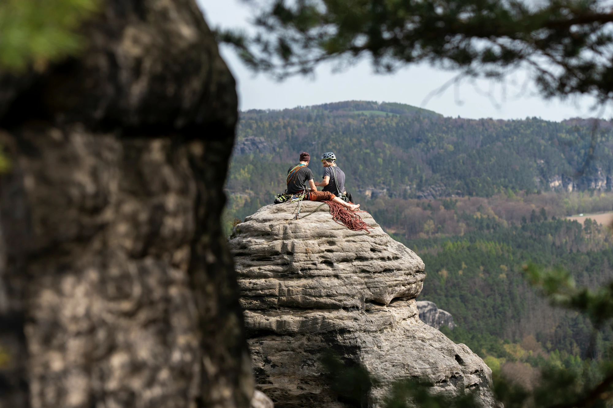 zwei Wanderer auf einem Felsen