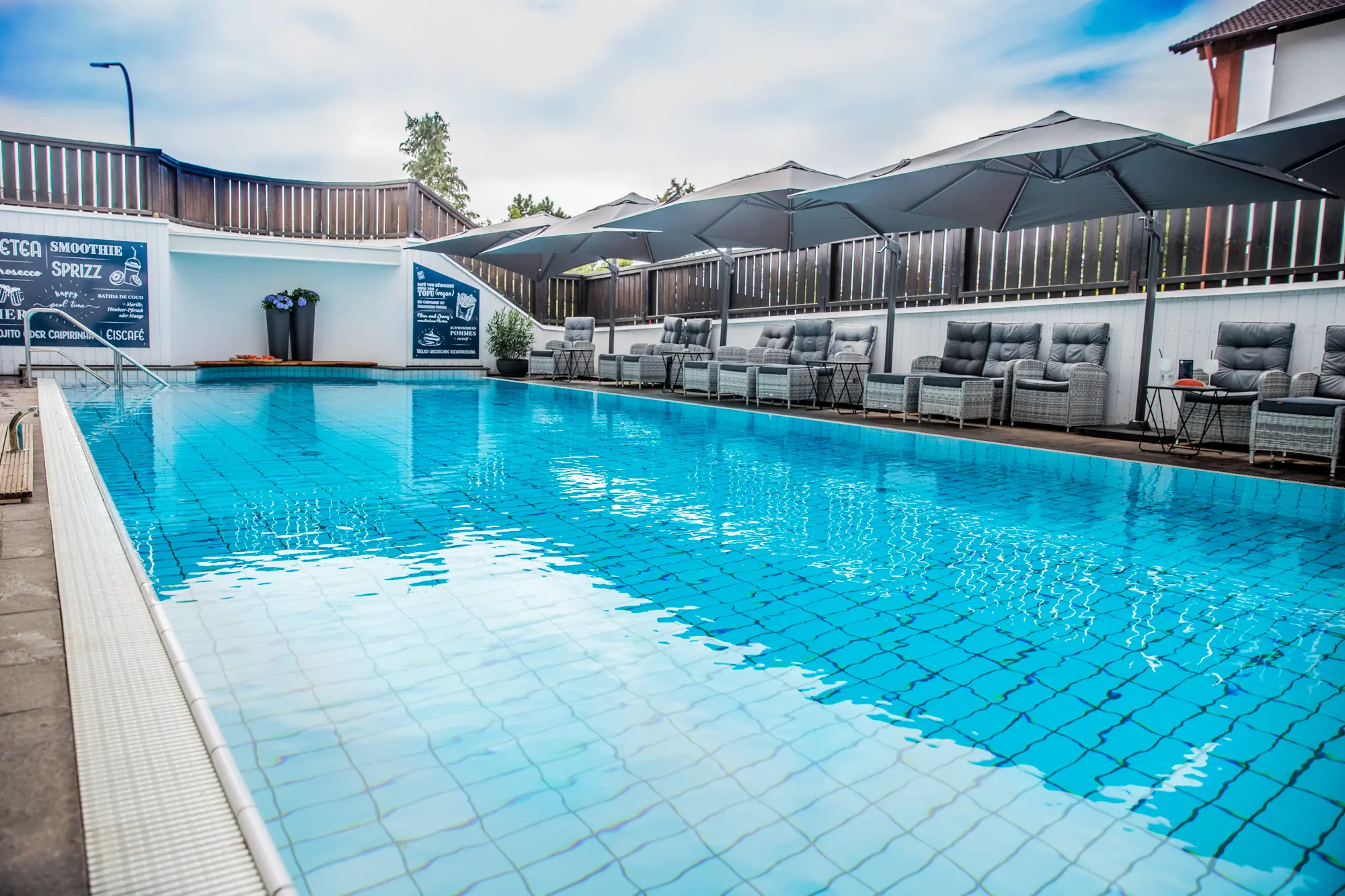 Überblick auf den Outdoor-Pool mit seinem blauen Wasser