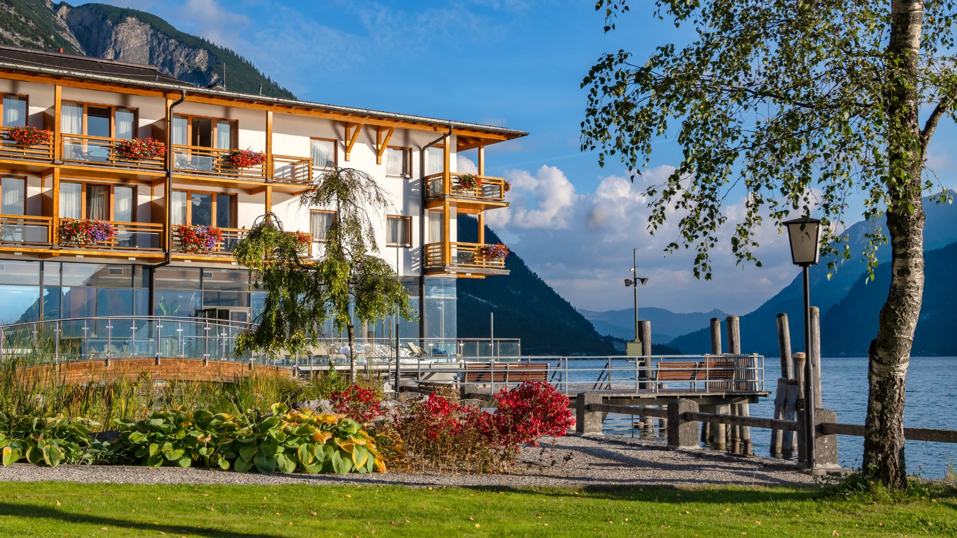 Das aja Fürstenhaus am Achensee präsentiert sich in perfekter Harmonie mit der malerischen Umgebung. Direkt am Ufer des Achensees gelegen, kombiniert das Haus modernes Design mit alpinem Charme und bietet einen atemberaubenden Blick auf die umliegenden Berge und das glitzernde Wasser.