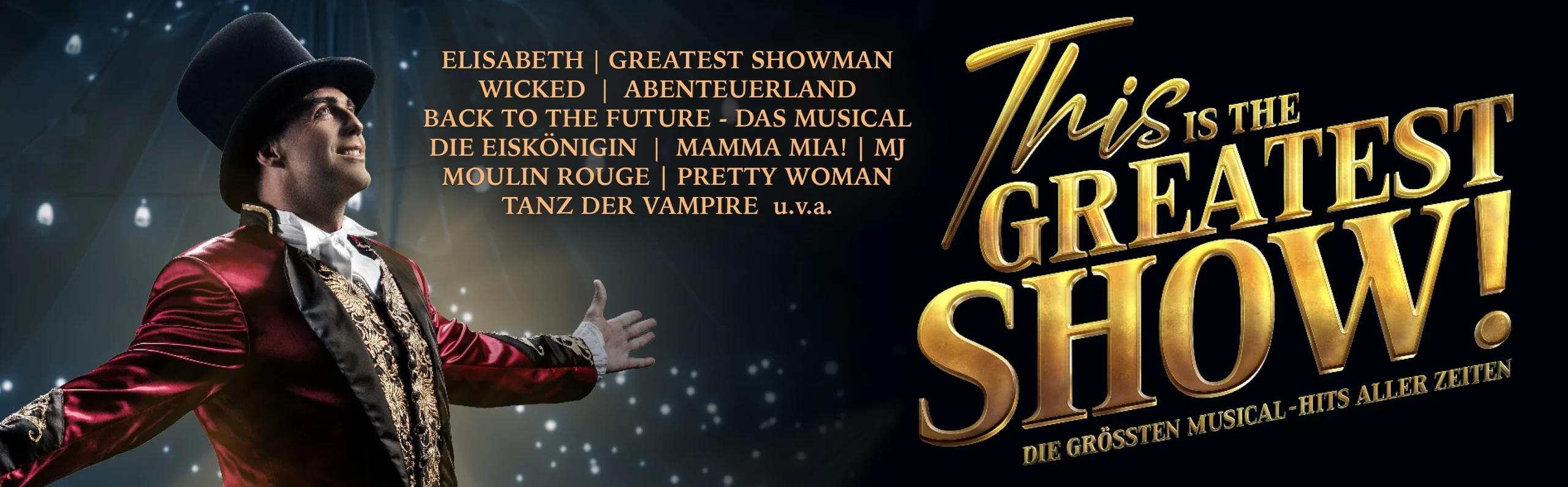 Ein Darsteller in einer roten Jacke hält einen Gehstock und wirbt für „This is The Greatest Show!“, in der verschiedene beliebte Musicals aufgeführt werden.
