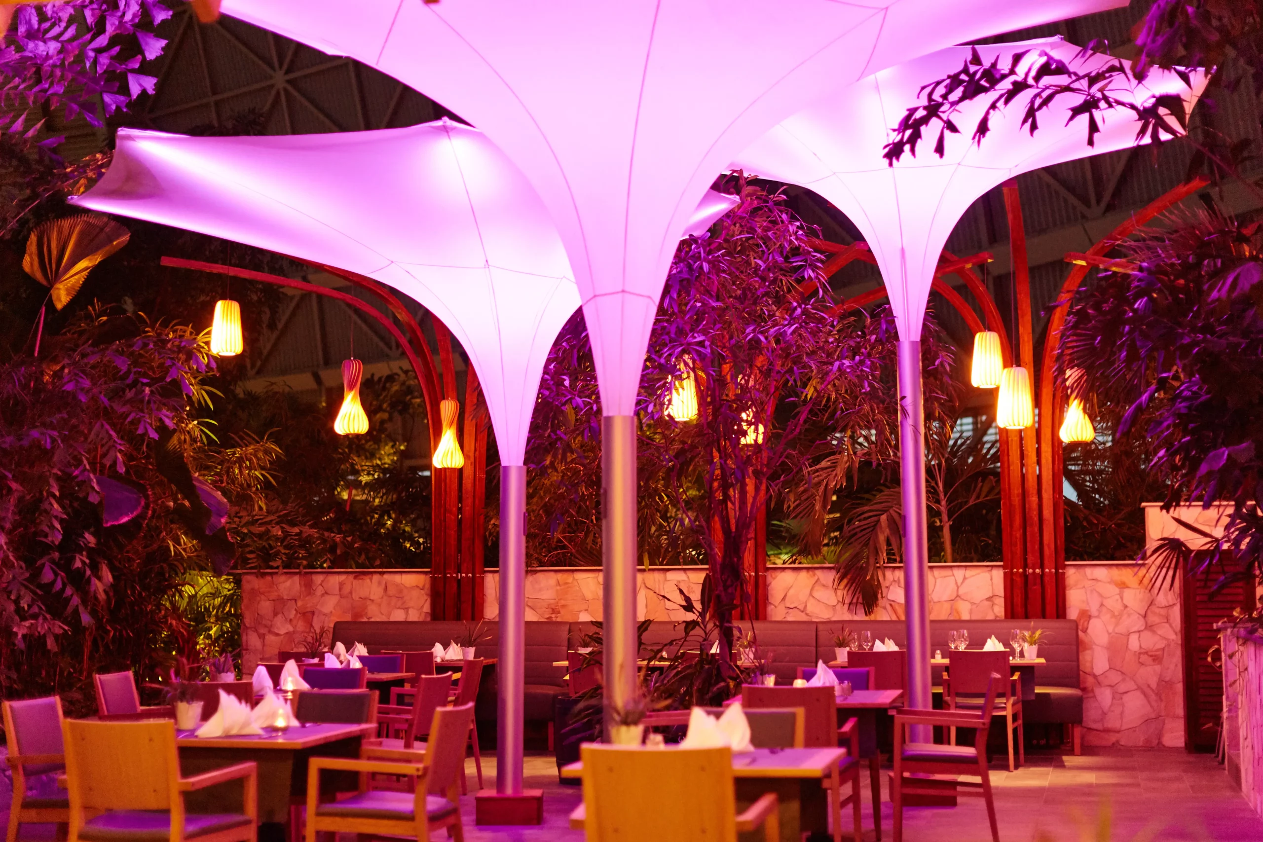 beleuchtetes Restaurant in Tropicals Islands