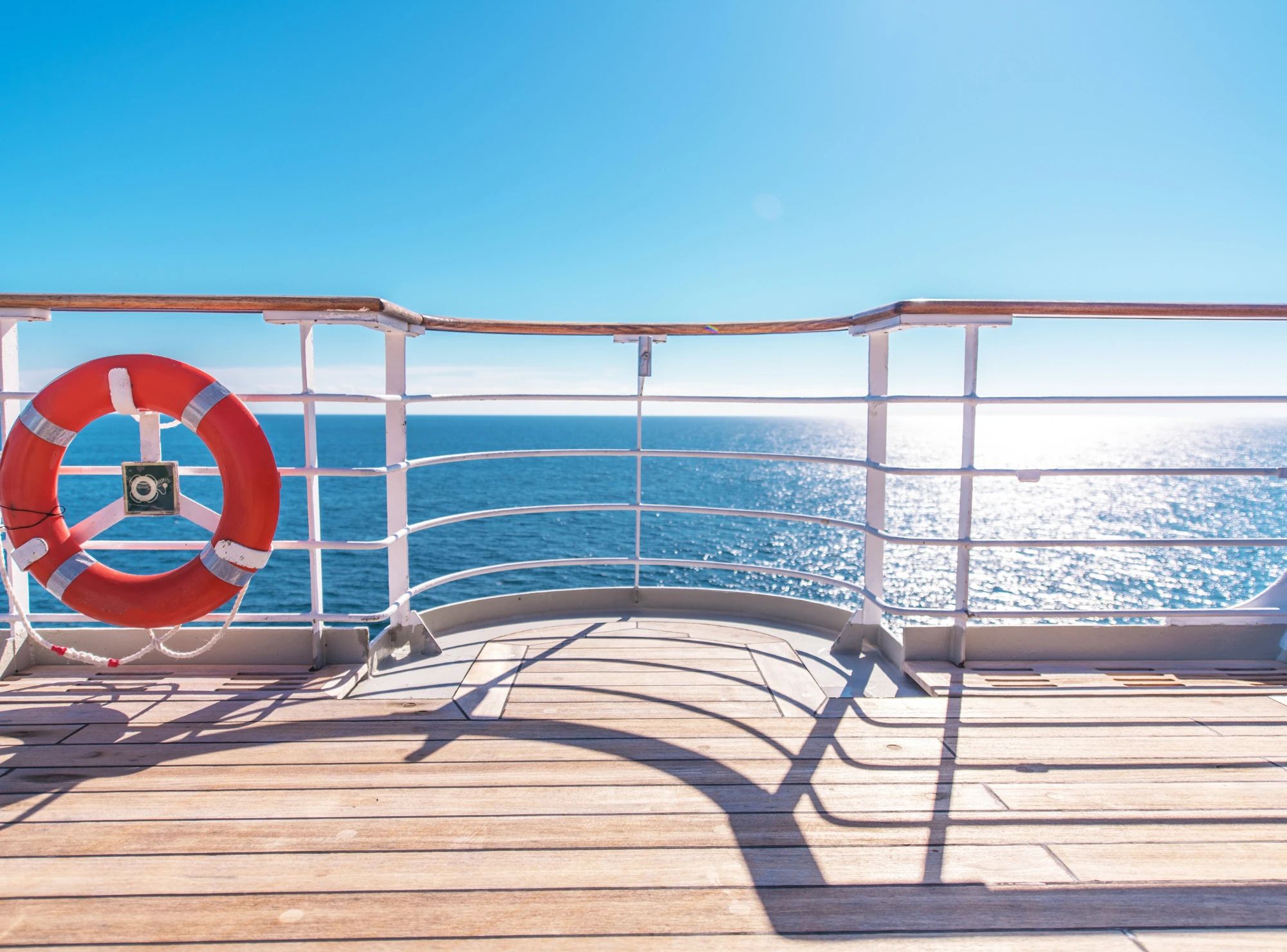 Panoramablick auf das ruhige Wasser vom Schiff aus