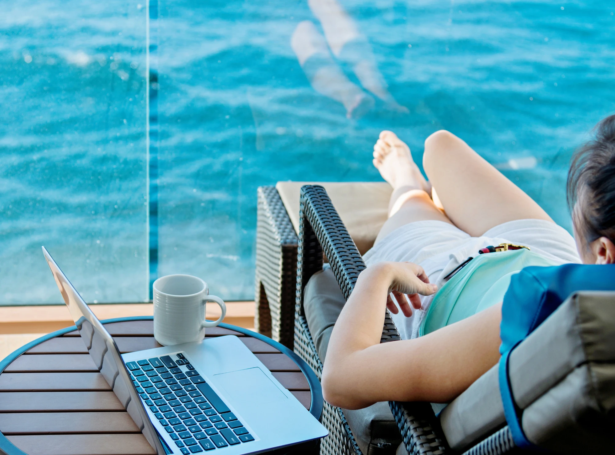 Entspannende Atmosphäre mit Blick auf das Wasser