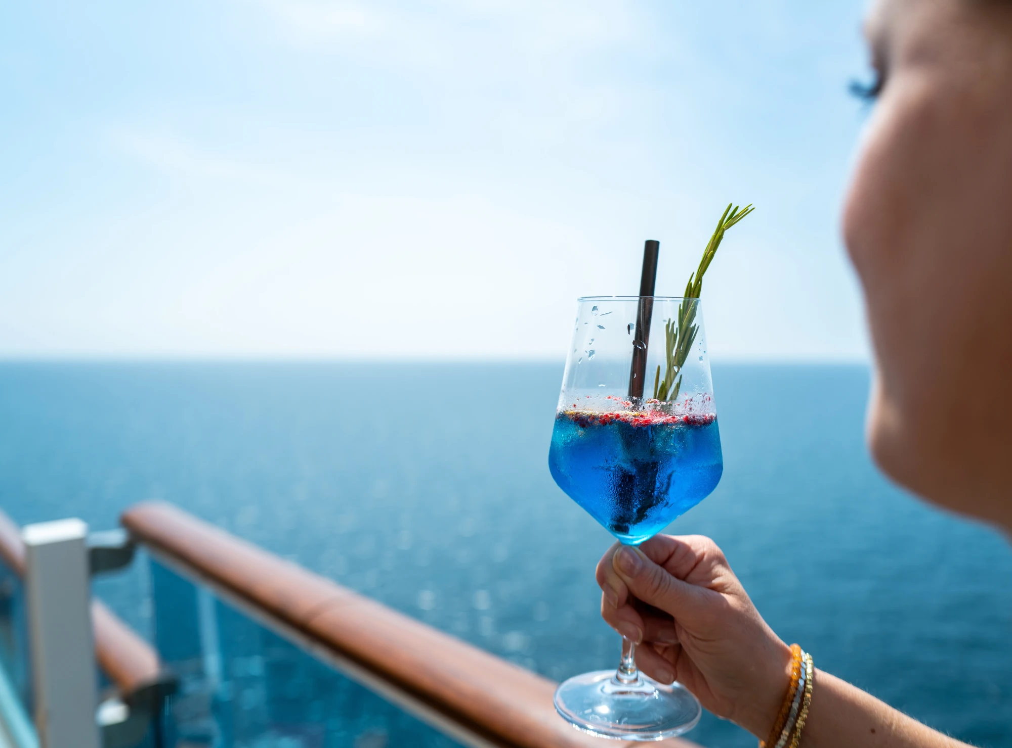 Ein Cocktail mit Rosmarin und Beeren, ideal für heiße Tage am Meer.