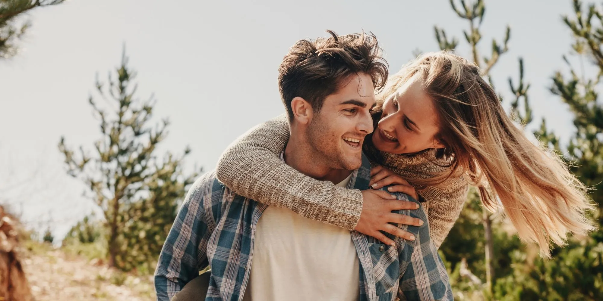 Ein glückliches Paar, das in der Natur Spaß hat.