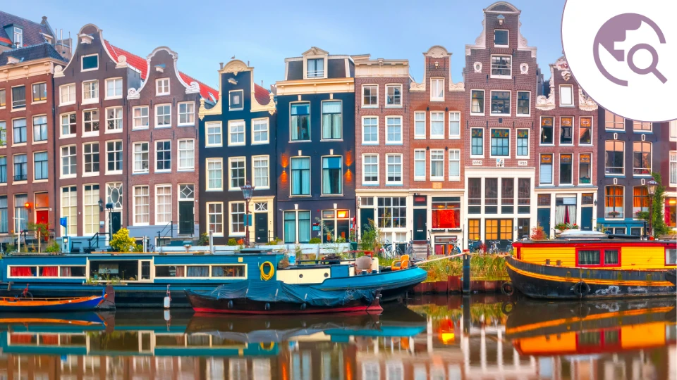 Dieses Foto zeigt eine typische Amsterdamer Gracht mit malerischen, schmalen Giebelhäusern und Hausbooten, die sich im ruhigen Wasser spiegeln. Die bunten Fassaden und die historische Architektur verleihen der Szene einen charmanten und authentischen Charakter.